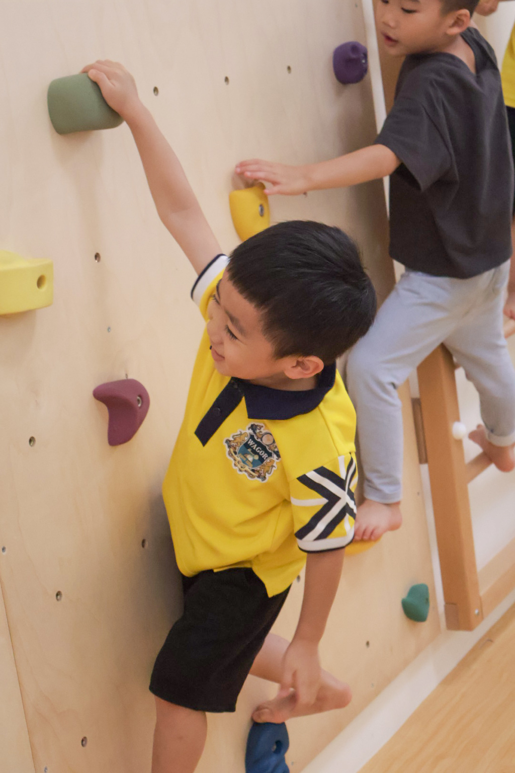 孩子在攀爬遊戲中練習身體協調