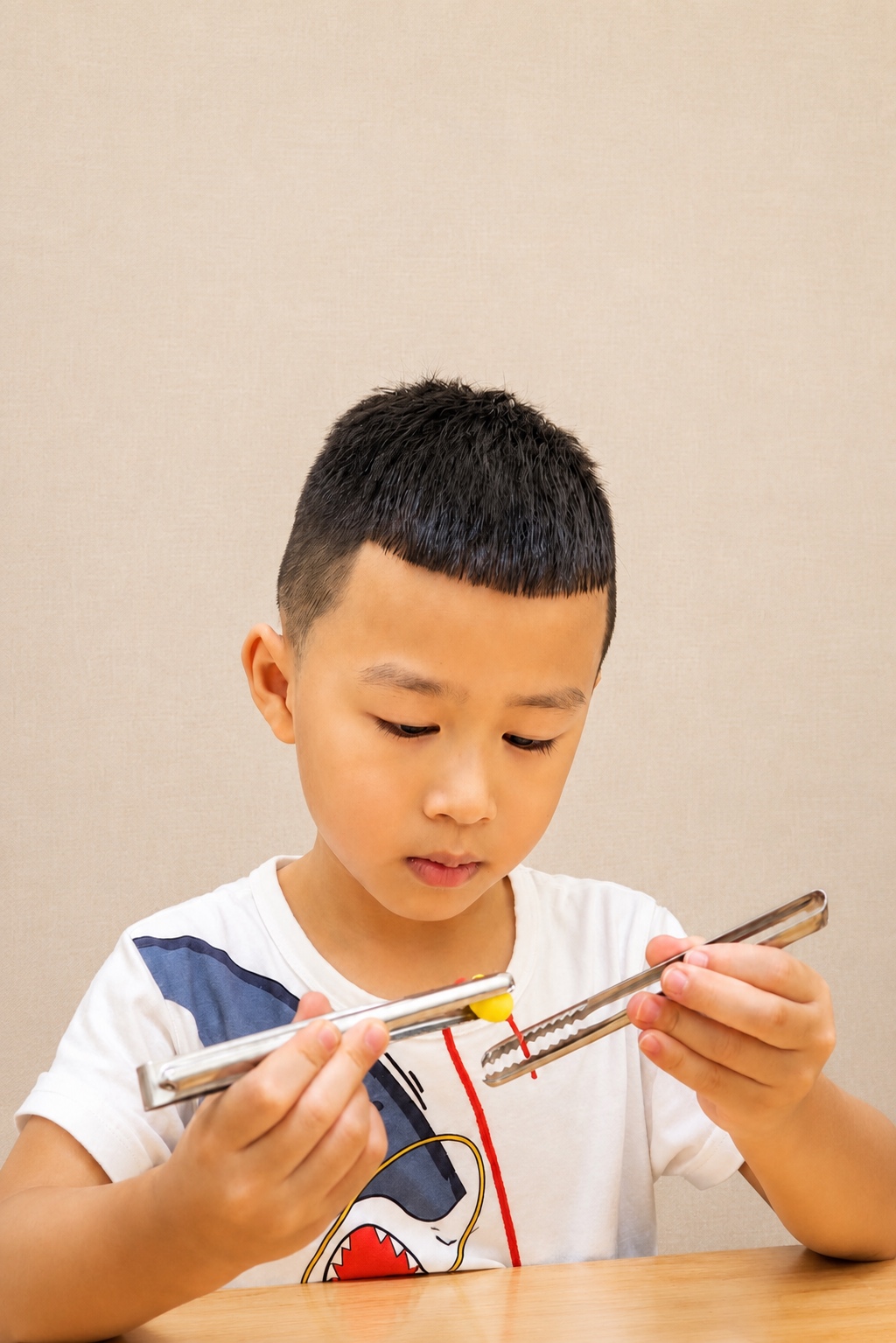 孩子專心進行拼圖遊戲