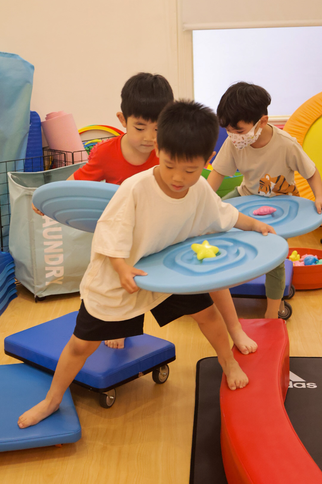 孩子們一起合作進行活動